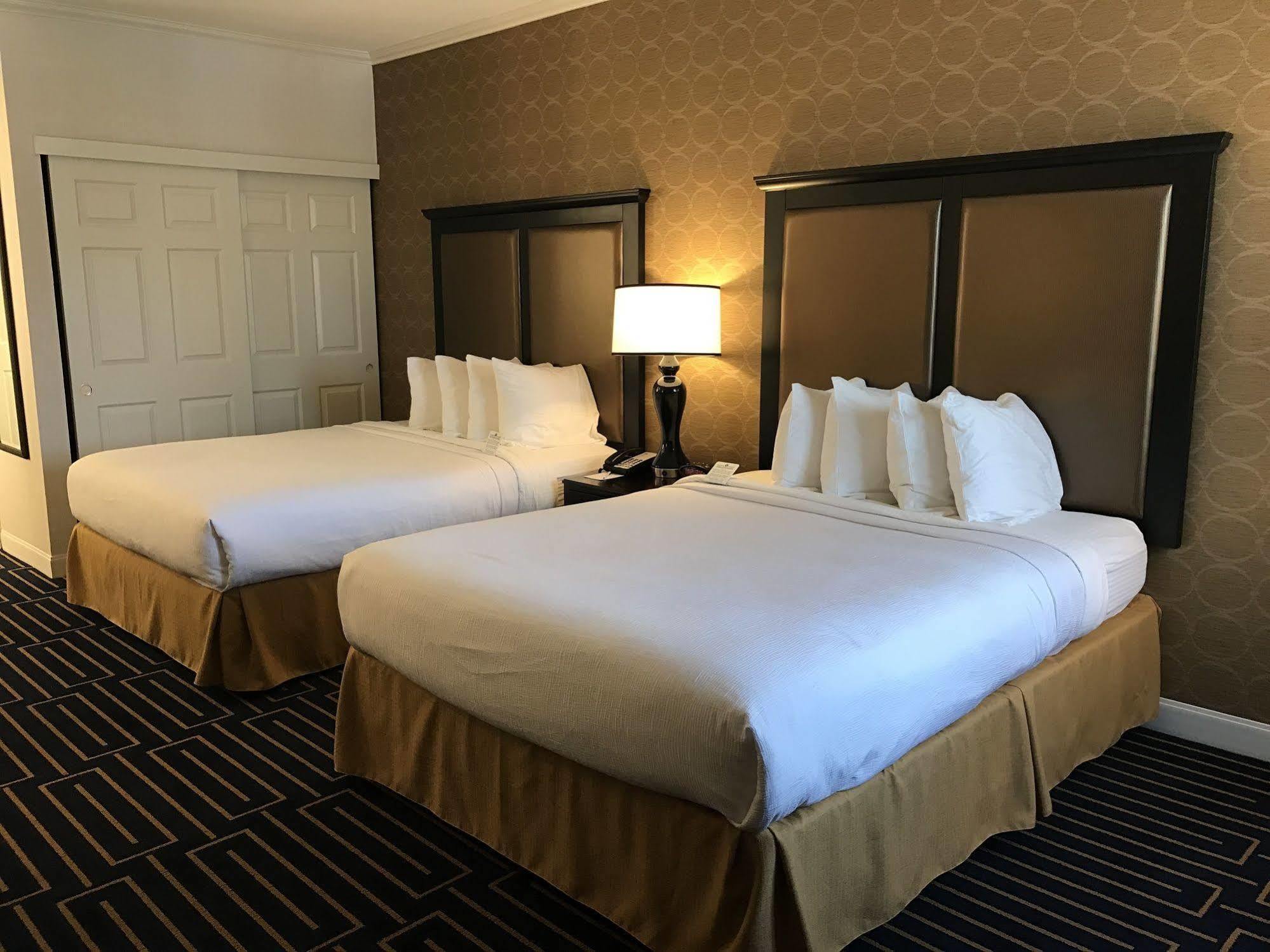 Best Western Plus Palm Court Hotel Davis Ngoại thất bức ảnh