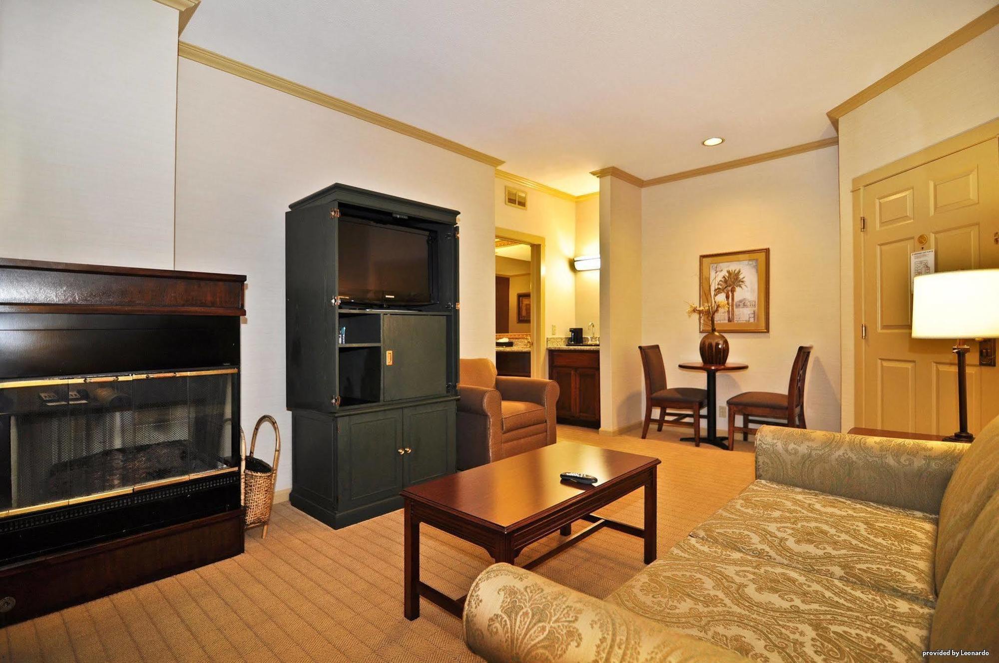 Best Western Plus Palm Court Hotel Davis Phòng bức ảnh