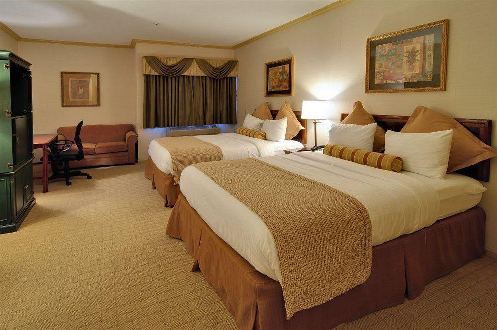 Best Western Plus Palm Court Hotel Davis Phòng bức ảnh