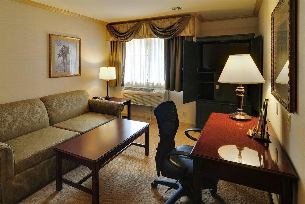 Best Western Plus Palm Court Hotel Davis Phòng bức ảnh